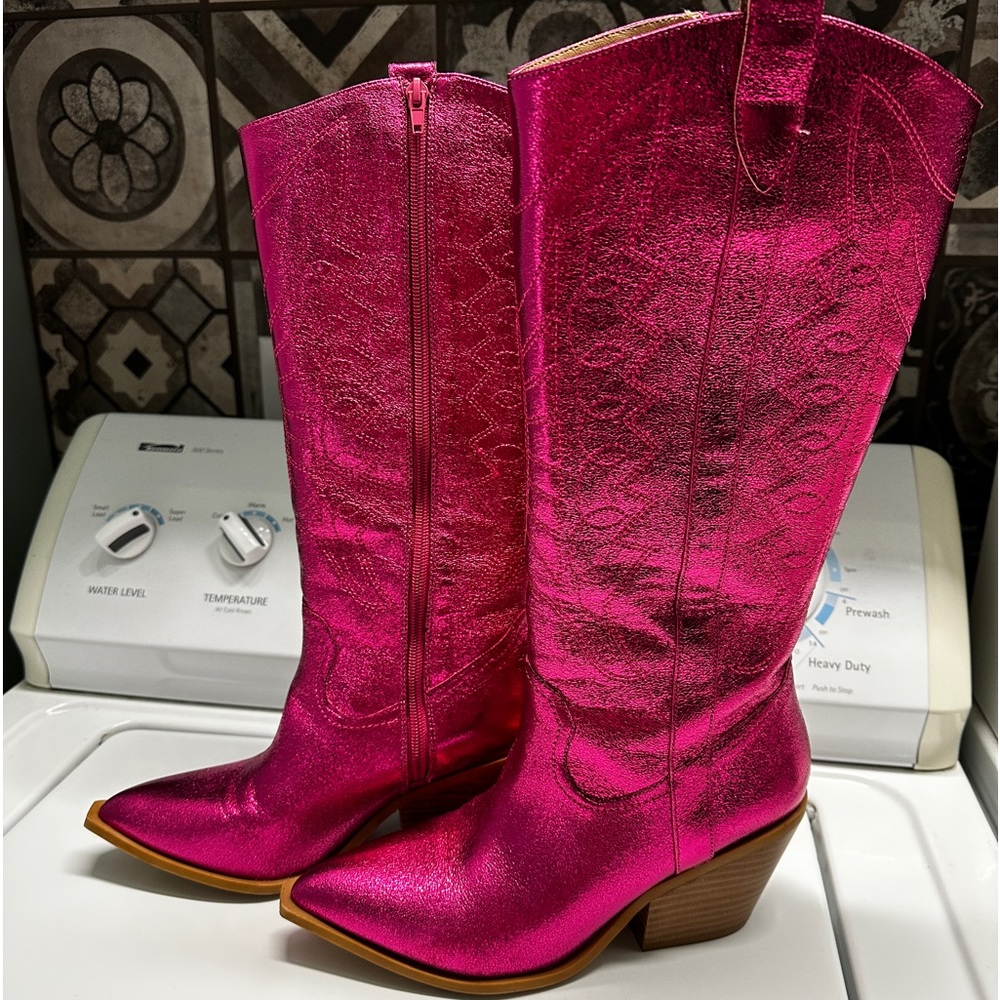 CORKYS HOWDY BOOTS IN FUCHSIA